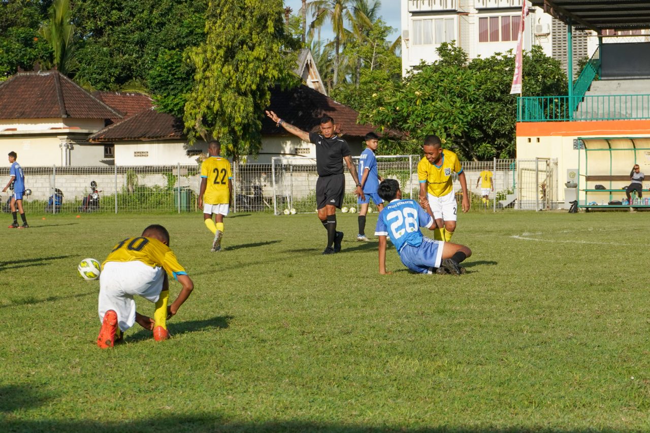 PFA Uji Kemampuan Melawan SSB Di Bali Papua Football Academy