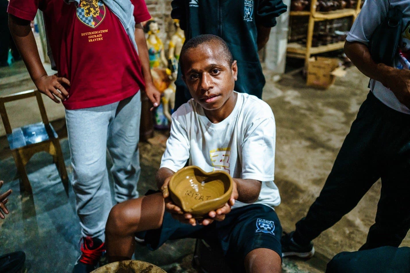 image-anak-anak-papua-football-academy-u-13-menyelami-budaya-jawa-di-yogyakarta-belajar-membatik-dan-gerabah