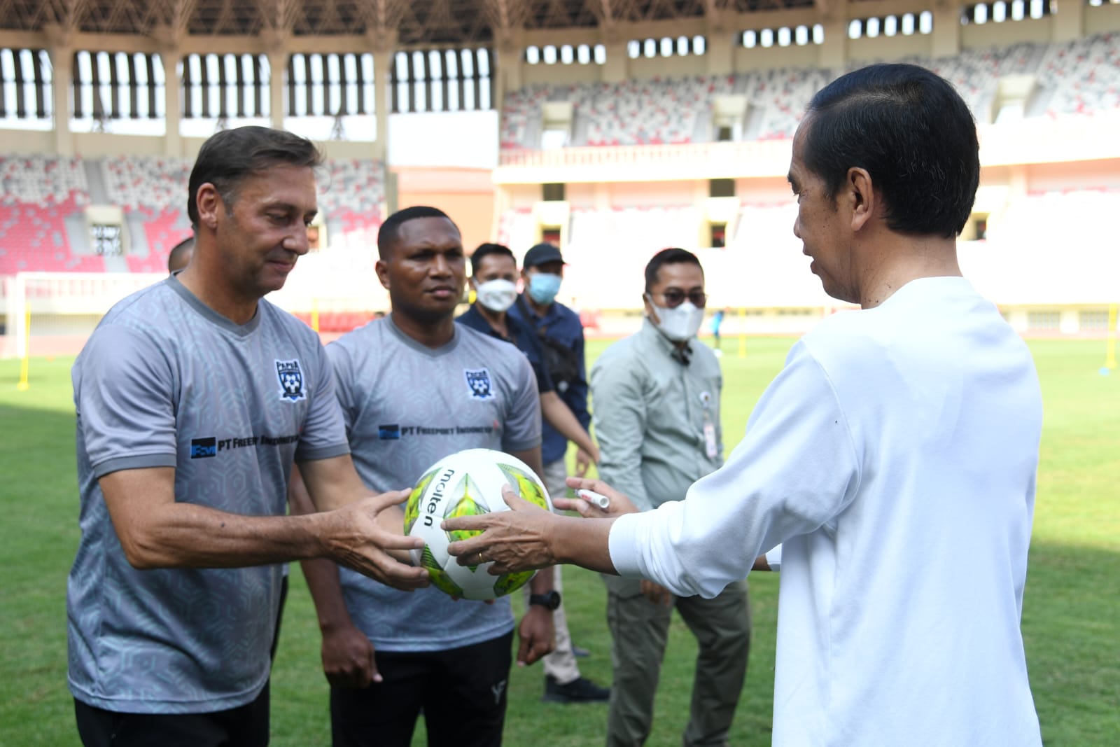 Jokowi Tanda Tangan Bola 2