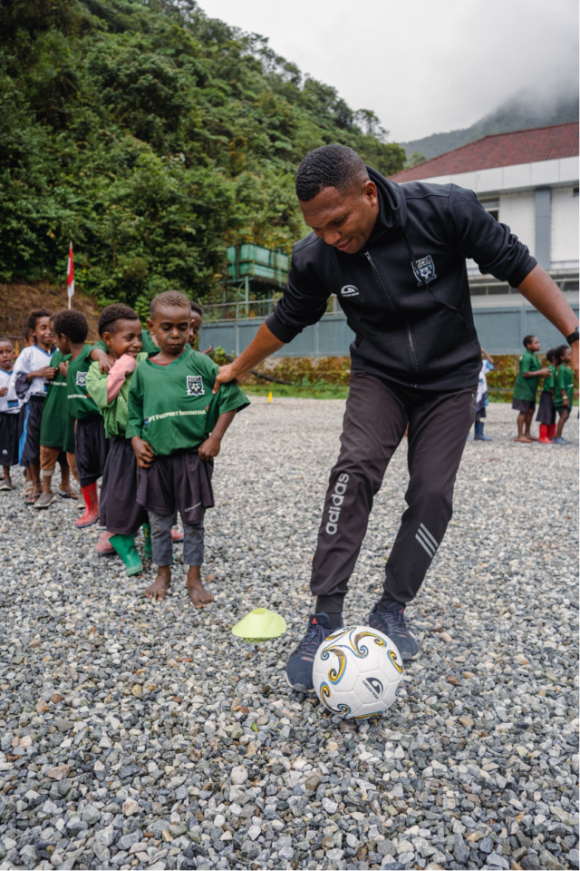 Papua Football Academy Menebarkan Spirit Sepak Bola Anak-Anak Kampung Banti, Lereng Tembagapura