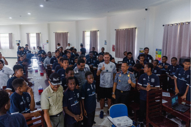 Kantor Imigrasi Mimika Jemput Bola, Edukasi Siswa Papua Football Academy Tentang Keimigrasian